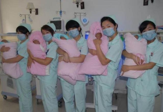 超级宝妈■宝妈生下男娃后，过了6天又产下双胞胎，宝爸一看性别当场笑翻了