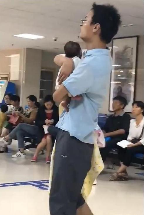 超级宝妈|“人贩子爸爸”火了，医院内抱娃脸色凝重，路人：差点报警