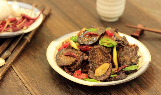 湖南人从小吃到大的“黑暗美食”，是北方人得不到的快乐，香极了