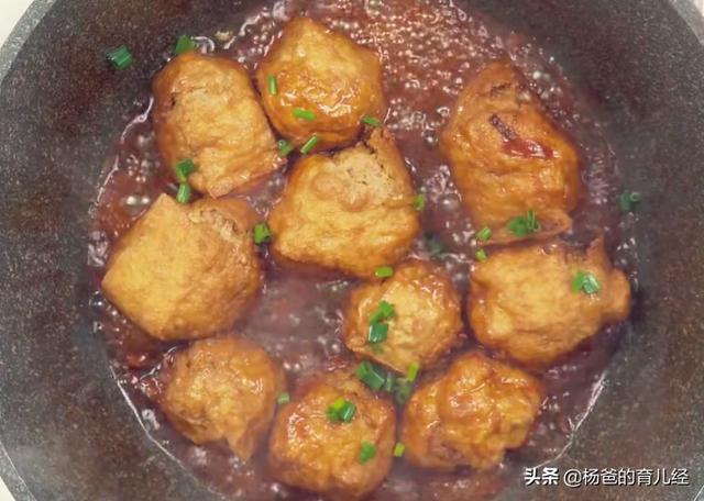 猪肉和白菜的美味新吃法，搭配油豆腐，鲜香又营养，孩子特爱吃