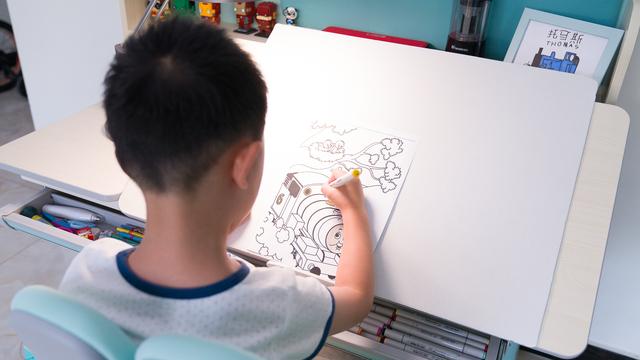 儿女天天乐|可调节的儿童学习桌椅到底有用吗？黑白调儿童学习桌椅给你答案