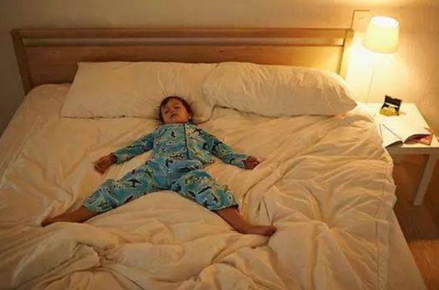 「你的育儿经」孩子到了晚上就失眠？吵吵闹闹睡不着觉，2点应对家长要学到