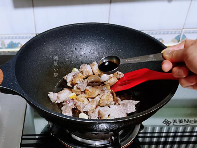 红焖羊肉加两样食材，不腥不膻，羊肉酥烂汤醇厚，味美解馋又暖和