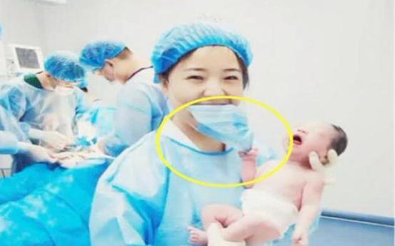 心理观察家■“渣男宝宝”火了,一出生就懂得“撩”护士,网友:好苗子