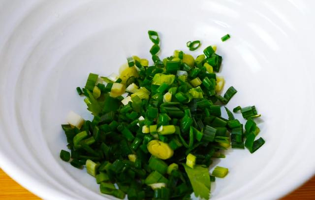 煮面条时，最忌开水下锅！面馆老板教你2招，煮的面条劲道又爽滑