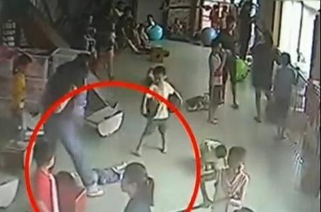 超级宝妈:女儿被欺负妈妈打回去,对方爸爸:小孩子打架很正常,大人别掺和