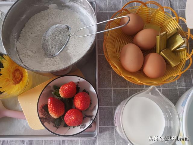 4个鸡蛋2颗草莓做出圣诞节美食，简单易做又好看孩子高兴的直跳