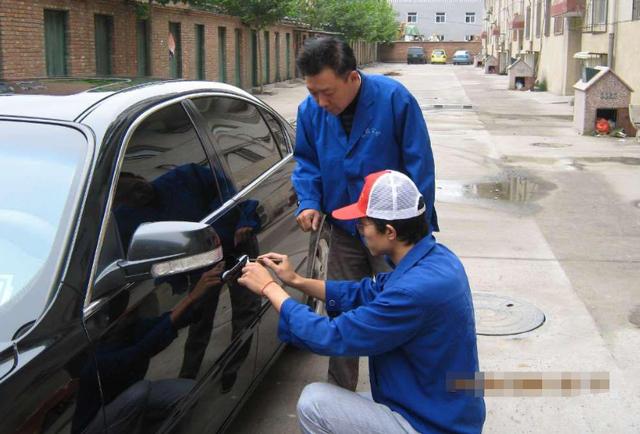 忘带车钥匙怎么办？傻人才砸车窗，聪明人有绝招