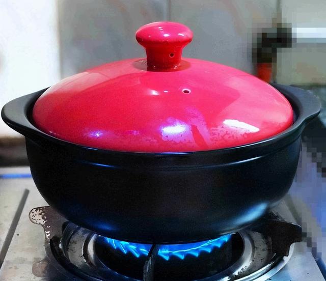 葱油焖鸡懒人做法：不放一滴水，出锅嫩滑爽口，葱香味十足