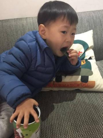 「超级宝妈」这4种零食，娃一口也不能吃，容易积食不长个，再馋家长别纵容！