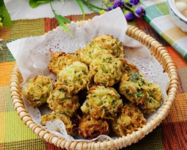 炸萝卜丸子，加面粉还是淀粉？都不对，教你做法，外酥里嫩不回软