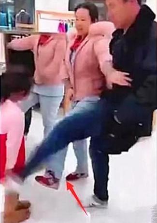 你的育儿经：“我打死你”，6岁女儿当众打骂妈妈，爸爸的做法很解气