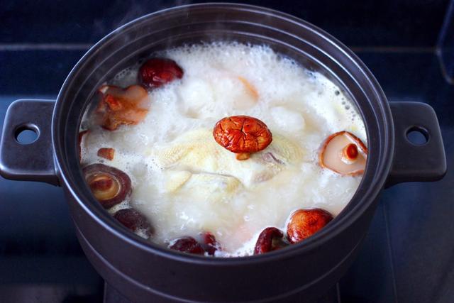 孩子食欲不振，不爱吃饭，胡萝卜炖鸡一道菜就解决问题，鲜香味美