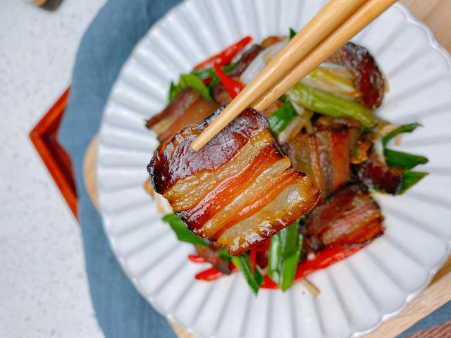 没有地方熏腊肉，试试酱油肉，2步就完成，色泽红亮比腊肉还好吃