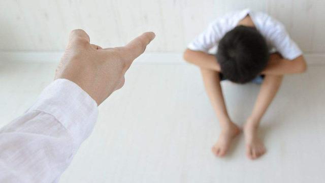 「你的育儿经」熊孩子犯错爸爸拿铁棍打，妈妈的高情商做法，让爸爸自愧不如