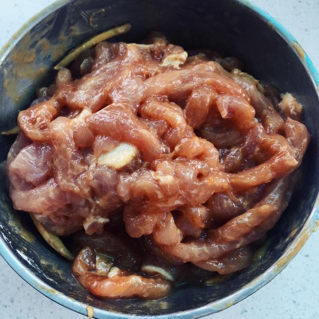 炒肉丝时，又老又柴还粘锅？记住这3个步骤，滑嫩爽口多吃两碗饭