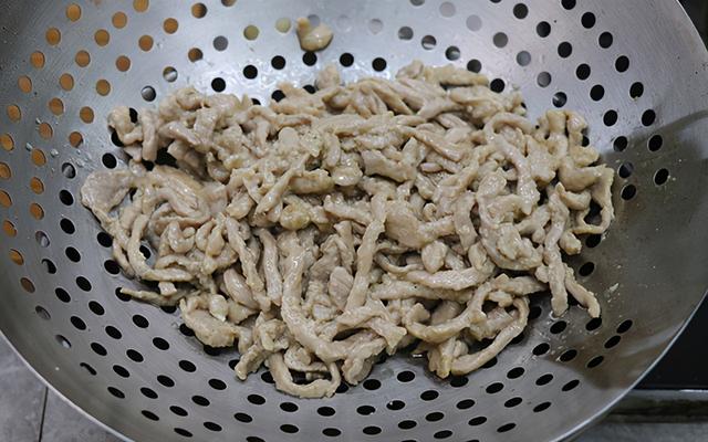 鱼香肉丝怎么做，教你最传统的做法，肉丝滑嫩不粘锅，下酒又下饭