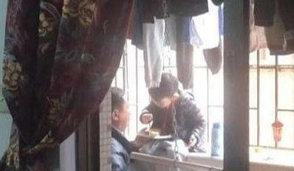 超级宝妈:不顾儿媳反对,爷爷带孙子偷吃零食,网友:硬核爷爷