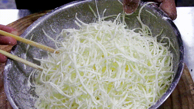 土豆丝到底怎么做才好吃？河南人冬天时就爱简单蒸一蒸