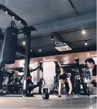 27岁越南女孩成为华为全球代言人，女生的好身材需要力量训练