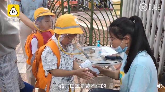 『你的育儿经』幼儿园为小朋友定制防护帽小黄帽，园长：能防晒又有防护作用