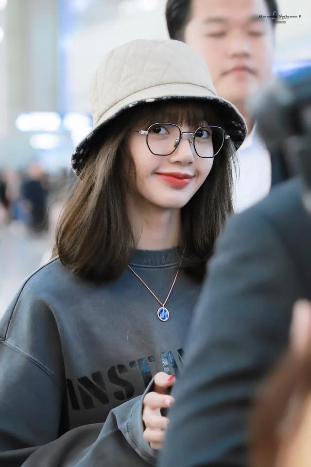 普拉达女王一顶帽子拯救你的穿搭!夏季时髦精搭配指南,可盐可甜超显脸小