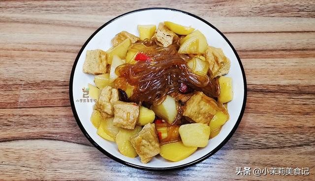 天冷炖菜少不了，2样素菜一起炖，多加一种调味料，出锅比肉还香