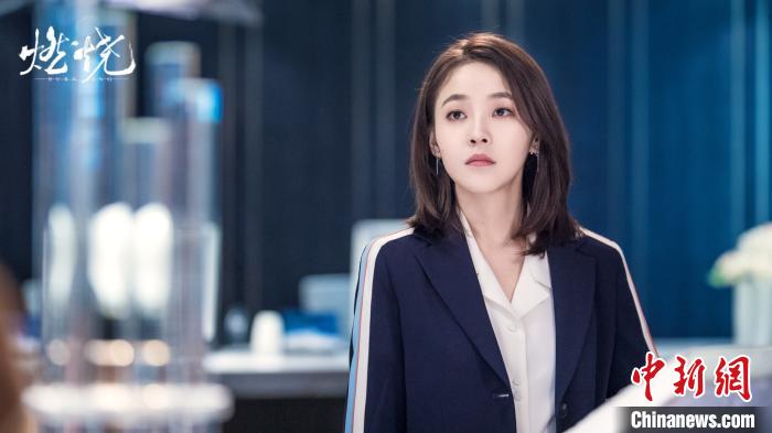张佳宁《燃烧》中挑战霸道女总裁：表情管理和造型下足功夫|中国新闻网客户端