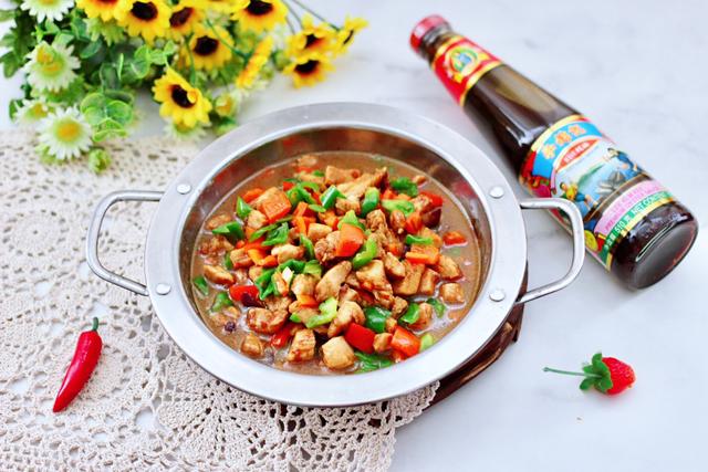 鸡胸肉只能做炸鸡排才好吃吗？教你1道双椒鸡丁，低脂营养，特香