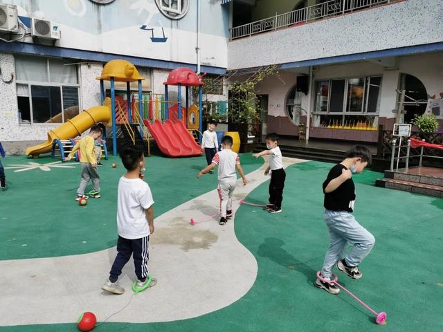 超级宝妈▲宁波幼儿园萌娃们开学啦！独自入园、测温、一米距…开心有序！