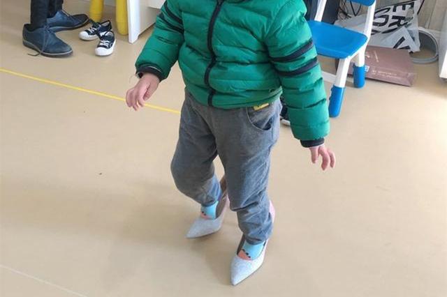 超级宝妈▲孩子总嚷嚷穿妈妈鞋和衣服，原来还有这些小心思，别再傻傻制止了