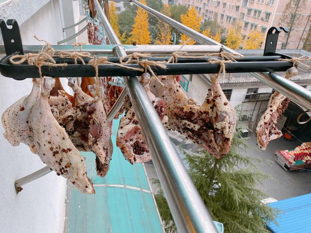做腊鸭腿不能直接抹白酒，多做2步，没腥味咸香可口，保存时间久