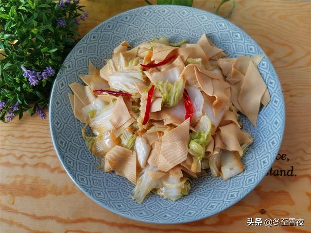 冬季家常，白菜这样搭配炒，不用放肉也好吃下饭