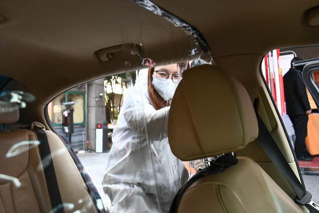 [环球网]独家：杭州滴滴出行为网约车安装防护膜
