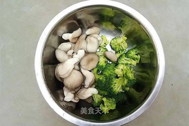 菌菇豆腐肉片汤：口感清淡鲜美，老少皆宜