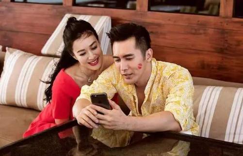 流年不诉|钟丽缇身穿10厘米短裤做客伊能静家，有谁注意秦昊的表情？很真实