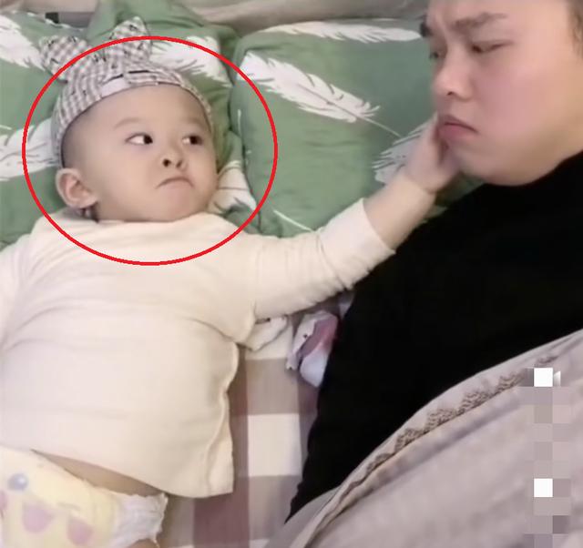 你的育儿经：宝爸打呼噜，儿子实在忍不住一招制服亲爹，一旁的妈妈笑出眼泪