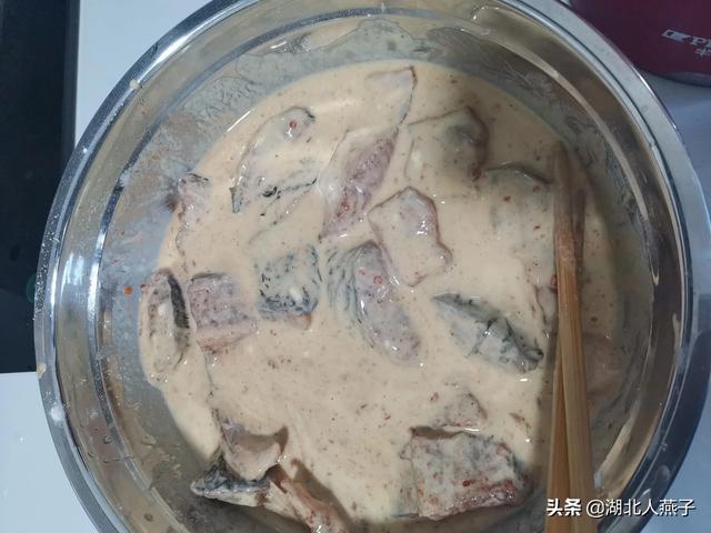 炸鱼块裹淀粉还是裹面粉？炸鱼块这样做金黄酥脆，鱼肉非常嫩