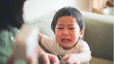 【超级宝妈】父子三人犯错后“罚跪”, 小宝的动作成亮点, 网友: 真正的萌翻了
