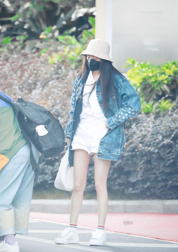 家住魔仙堡|杨幂真是太会穿了！在裙子意想不到的地方剪开，谁知却成全场最潮