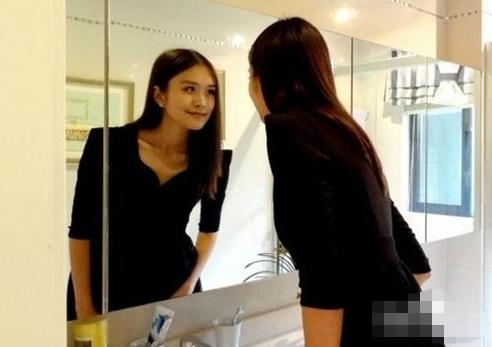[你的育儿经]40岁妈妈待家里等复工，无聊时穿女儿校服，爸爸：给你再买2套
