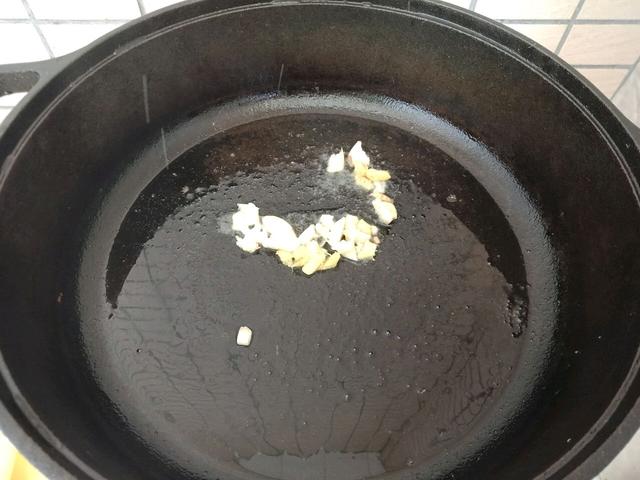 虾仁西芹，炒这种清淡菜的时候，牢记3点，做出来颜色鲜艳还鲜美