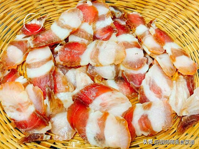 腌腊肉时，只加盐腌是错的！牢记4要点，腊肉香味浓郁，久放不坏