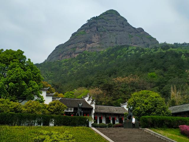 到了浙江诸暨旅游,如果想爬山的话,有一座山是非常有必要去爬一下的