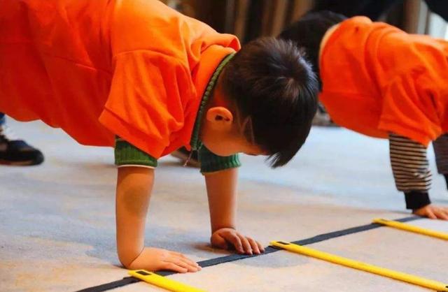 宝宝夜间惊醒是饿了？也有可能是这三种原因，家长需要重视