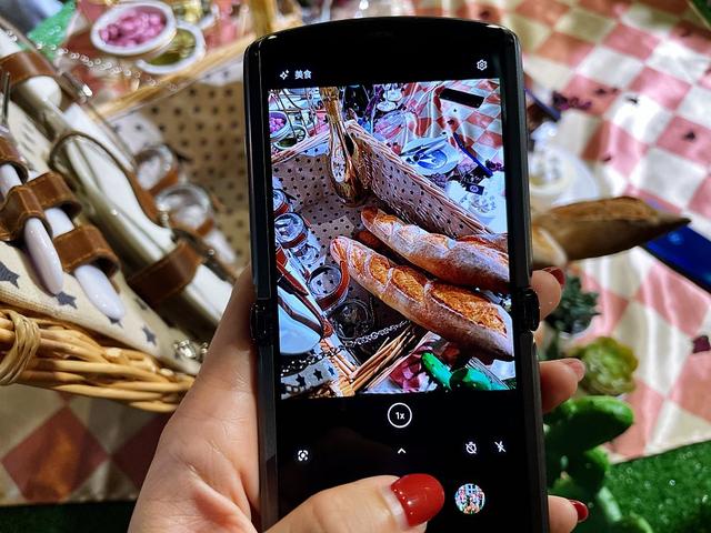 推5G折叠机！复刻RAZR V3经典翻盖、数字键面板勾回忆