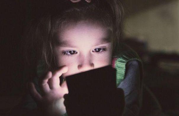 『超级宝妈』孩子总低头玩手机，聪明家长这样做，孩子不生气还听话