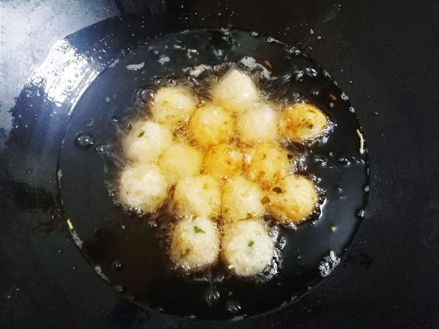炸萝卜丸子，用淀粉还是面粉？都不对，教你1个技巧，酥脆不回软