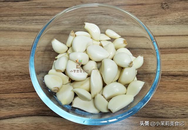 泡腊八蒜，记住“1切2腌3泡”，1天就变绿，炒菜蘸饺子脆又香
