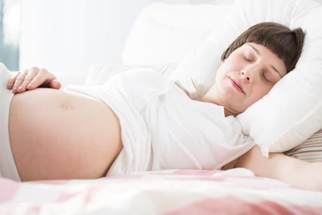 超幸福一家|大肚孕妈妈左侧睡最好？4种睡姿逐一分析